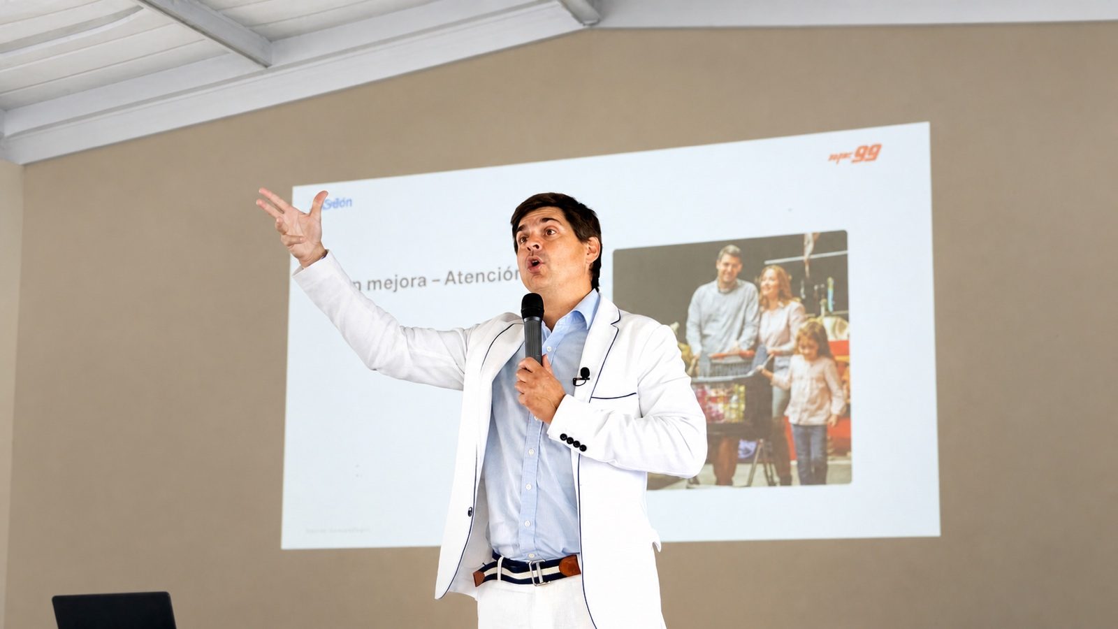 Alejandro Guzmán presenta frente a una audiencia corporativa
