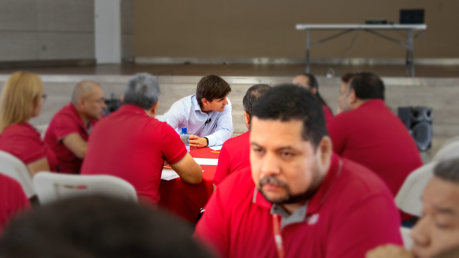 Alejandro conversa de cerca con participantes de una organización