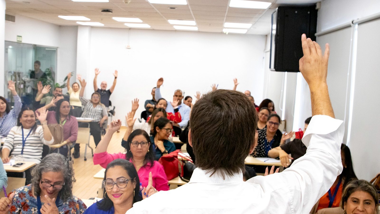 Alejandro activa la participación de líderes y equipos durante una conferencia
