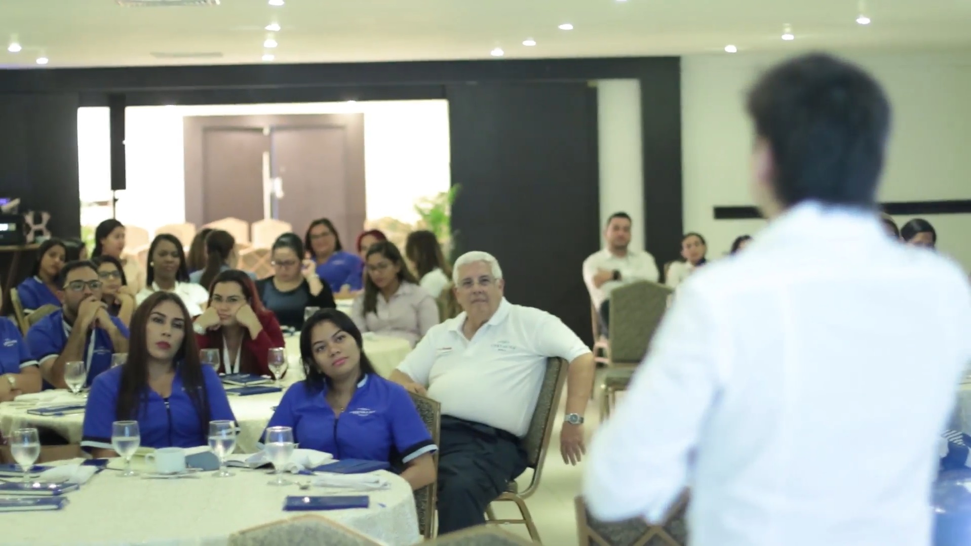 Participantes siguen con atención una intervención de Alejandro Guzmán